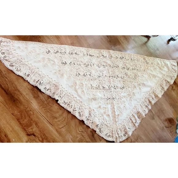 Battenberg on heavy cotton lace throw triangle shawl bed cover - Picture 2 of 10